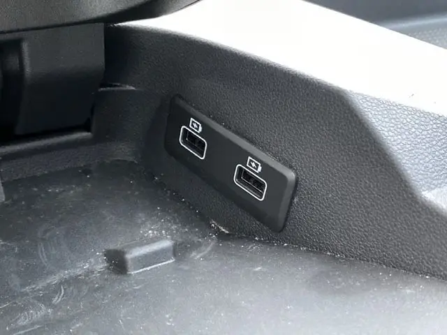 Prise USB double en gros plan dans l'habitacle du Renault Express Van blanc 2023, côté intérieur.