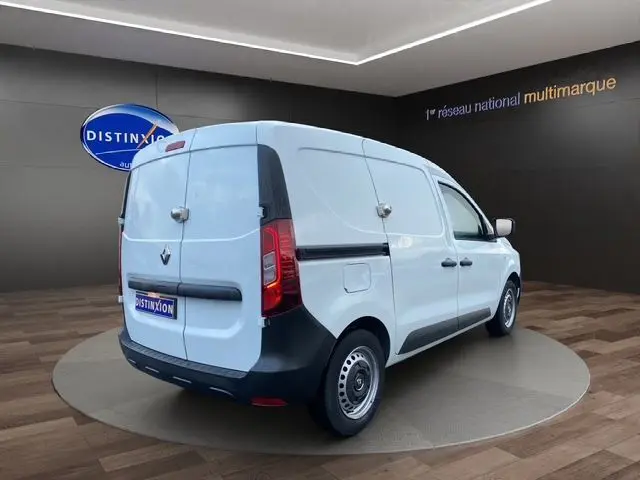 Vue 3/4 arrière droite d'un Renault Express Van blanc avec porte latérale coulissante et boucliers noirs.