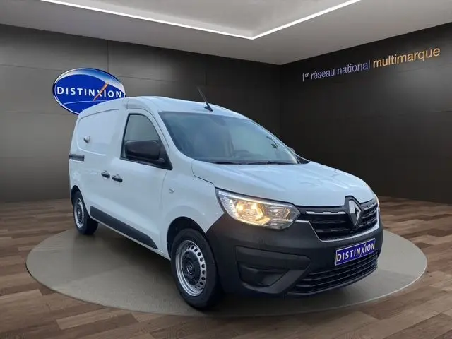 Renault Express Van blanc en 3/4 avant droit, phare allumé, boucliers noirs et roues tôlées 15 pouces visibles.