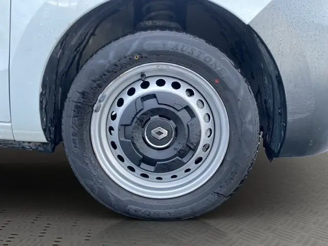 Gros plan sur la roue avant gauche blanche du Renault Express Van 2023 avec jante tôlée et logo Renault central.