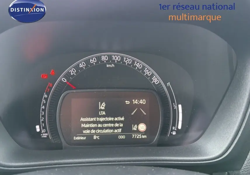 Tableau de bord de Toyota Aygo X noir 2025, affichage digital avec assistant trajectoire et compteur km/h.