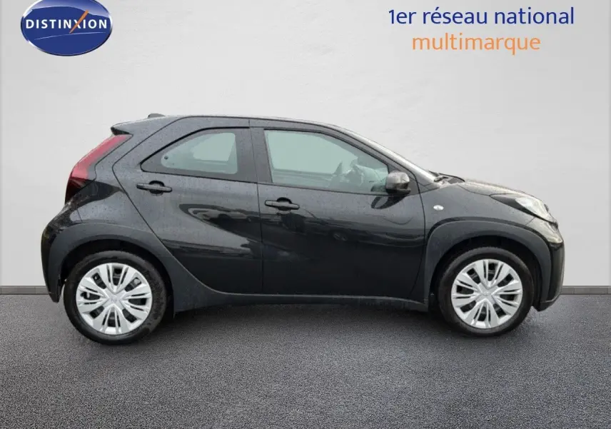 Profil côté gauche de la Toyota Aygo X noire 2025, compacte et moderne avec cinq portes visibles.