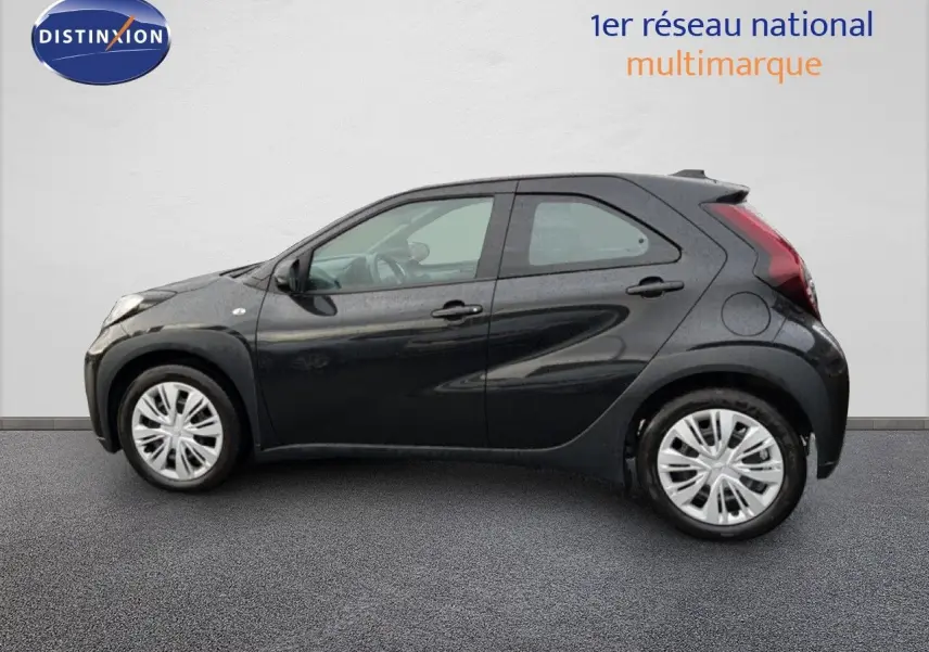 Profil côté gauche de la Toyota Aygo X 1.0 72CH Dynamic noire 5 portes, avec jantes argentées et lignes fluides.