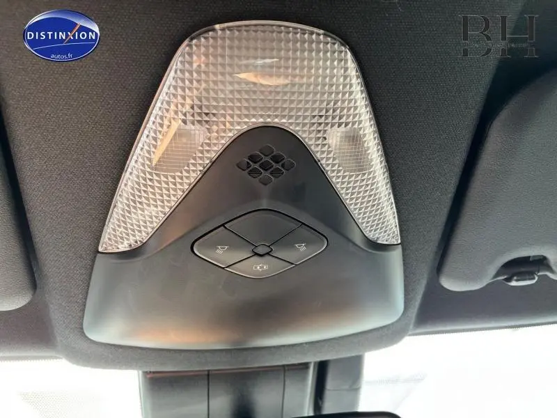 Plafonnier intérieur avec commandes d’éclairage du Toyota C-HR blanc nacré, vue en contre-plongée depuis l’habitacle.