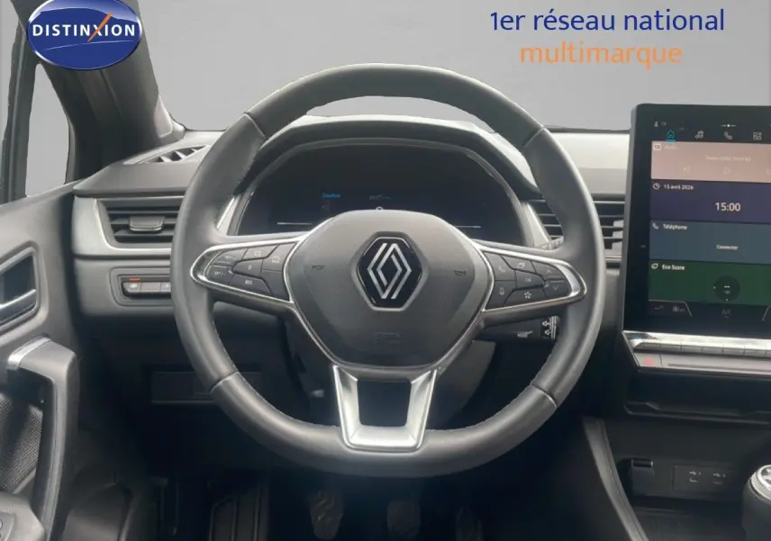 Intérieur Renault Captur 2025, vue centrée sur le volant cuir avec logo, tableau de bord numérique et écran tactile.