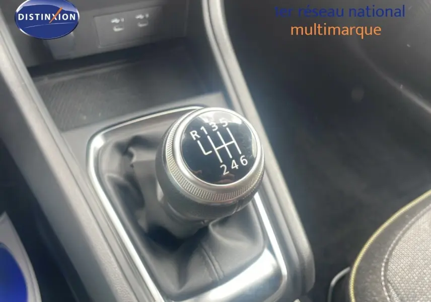 Le levier de vitesses manuel en gros plan dans l'habitacle du Renault Captur noir étoile métal avec toit gris.