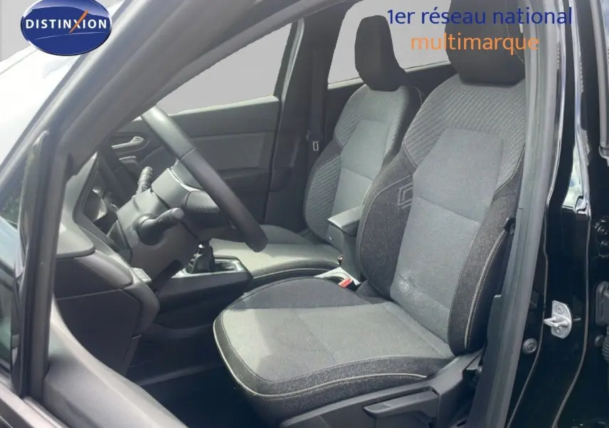 Vue intérieure côté conducteur du Renault Captur 2025 noir étoile métal, sièges tissu gris et volant visible.