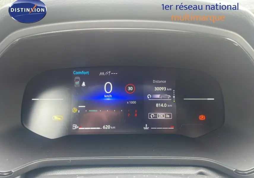 Vue rapprochée du tableau de bord numérique du Renault Captur 2025 affichant la vitesse, la distance et les alertes.
