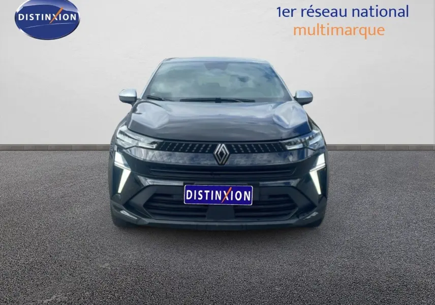 Vue frontale du Renault Captur 2025 noir étoile métal avec toit gris, mettant en valeur ses feux LED distinctifs allumés.