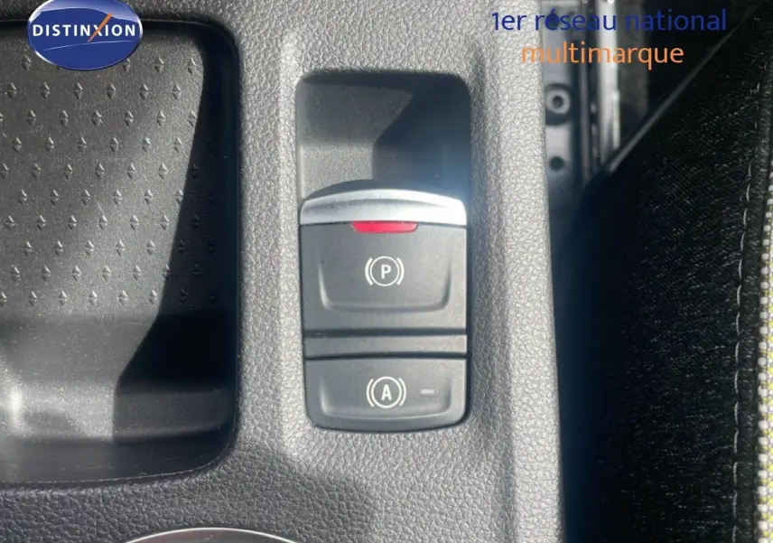 Gros plan sur les commandes de frein à main électronique et arrêt automatique du Renault Captur noir étoile métal, intérieur tissu gris.