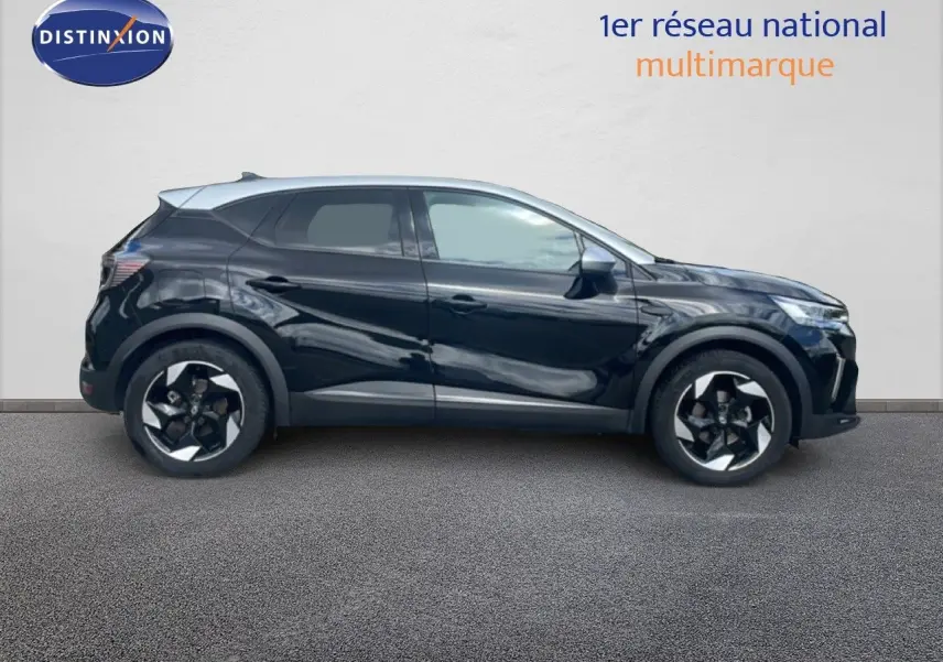 Profil droit du Renault Captur 2025 noir étoile métal avec toit gris, roues alliage bicolores et lignes dynamiques.