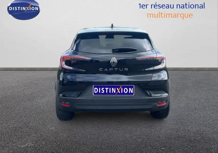 Vue arrière d’un Renault Captur noir étoile métal avec toit gris, mettant en valeur ses feux LED fins et son logo central.