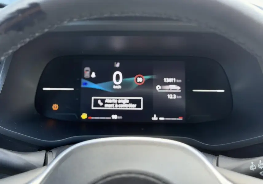 Vue rapprochée du tableau de bord numérique du Nissan Primastar 2025, affichant la vitesse et alertes.