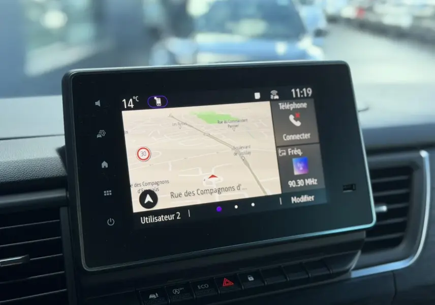 Écran tactile central du Nissan Primastar 2025 affichant la navigation et les options connectées, intérieur noir.