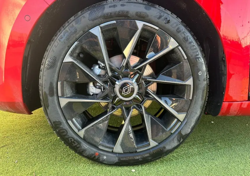 Gros plan sur la jante alliage 17 pouces noire et grise de la Renault Clio rouge foncé, côté arrière droit.