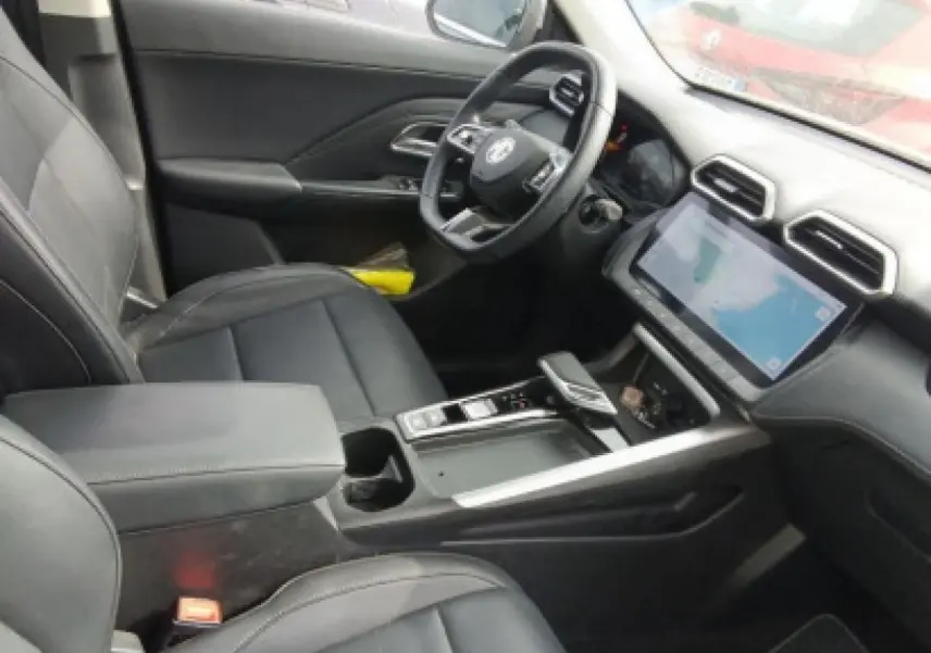Intérieur avant du MG ZS 1.5 Hybrid+ 2025, vue côté conducteur, sellerie noire et écran tactile 12,3 pouces.