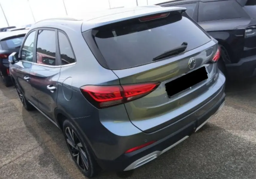 Vue 3/4 arrière droite du MG ZS 1.5 Hybrid+ 197 Luxury gris Hampstead avec feux arrière LED et jantes alliage 18 pouces.