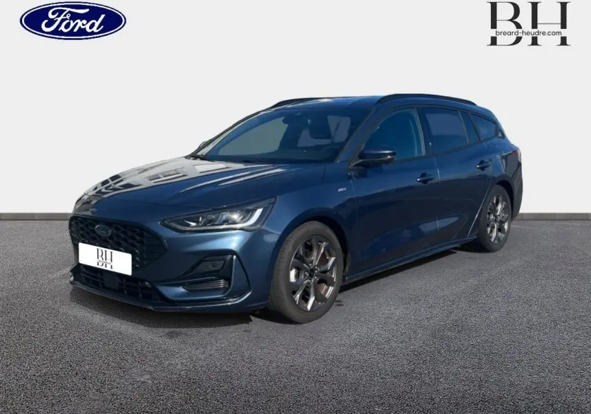 Ford Focus SW 2024 bleu azur métallisé vue 3/4 avant droit avec jantes alu et calandre noire sportive