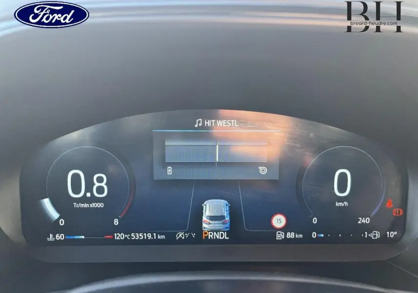 Tableau de bord numérique de Ford Focus SW 2024 affichant compte-tours, vitesse et indicateurs de conduite.