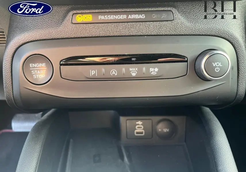 Gros plan sur la console centrale intérieure de la Ford Focus SW 2024 avec bouton start/stop et commandes climatisation.
