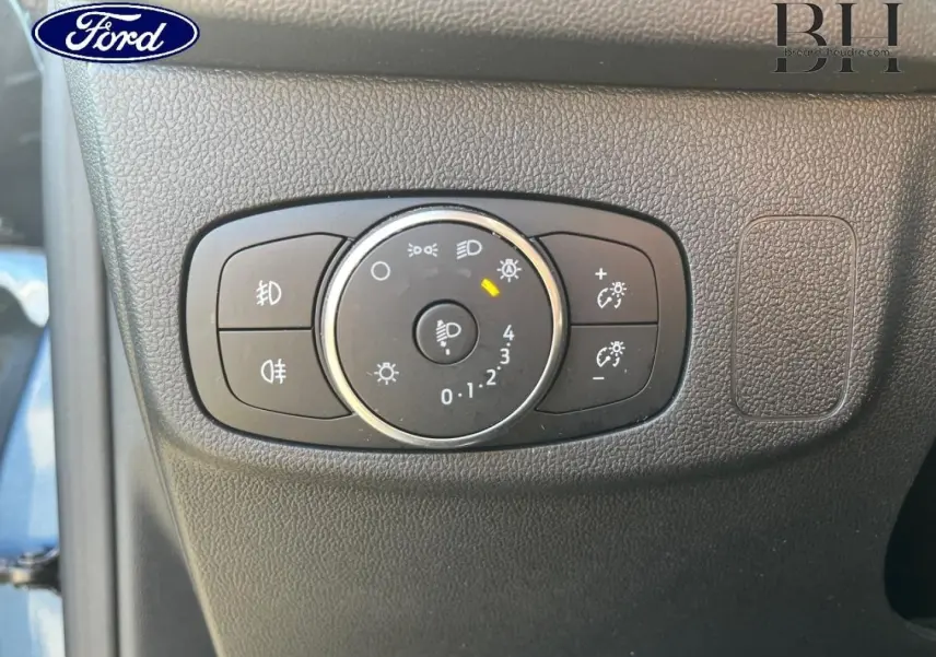 Gros plan sur la commande des phares dans l’habitacle d’une Ford Focus SW 2024 bleu azur métallisé.