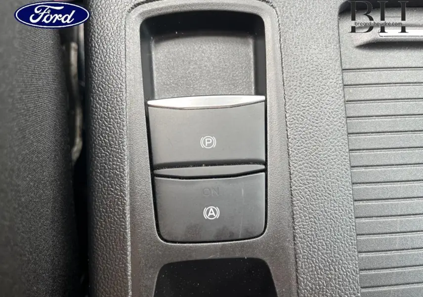 Détail du bouton de frein de stationnement électronique et de l'activation du système start-stop sur la console centrale d'une Ford Focus SW 2024.
