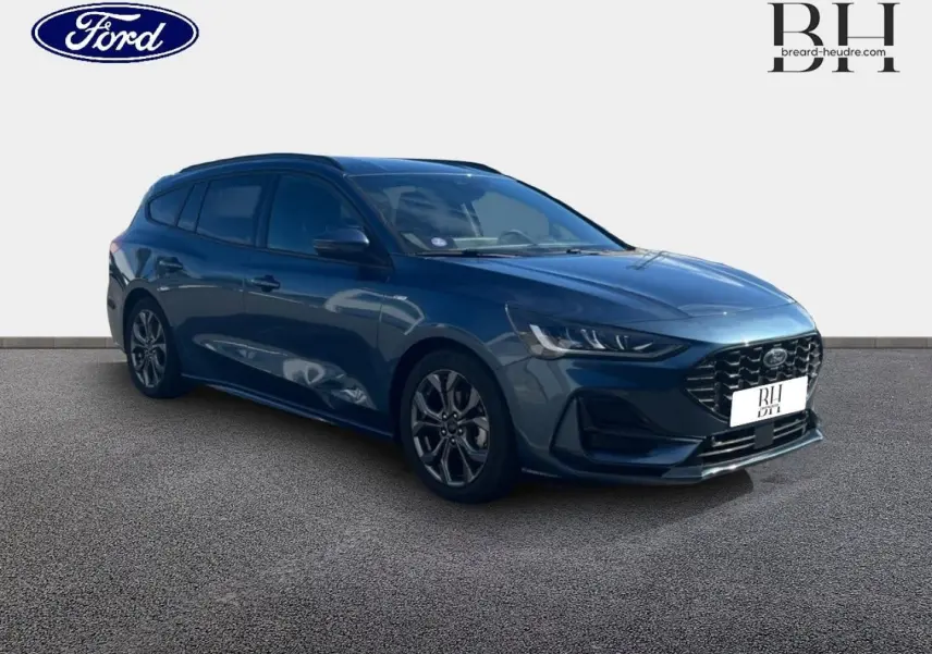 Ford Focus SW 2024 bleu azur métallisé vue 3/4 avant droit avec jantes alu et calandre noire sportive.