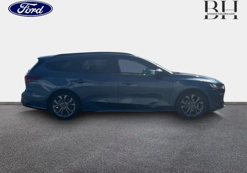 Ford Focus SW 2024 bleu azur métallisé vue de profil côté gauche, jantes alliage et vitres surteintées.