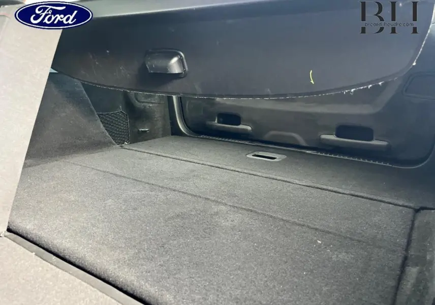 Vue intérieure du coffre spacieux et plat de la Ford Focus SW 2024 en tissu noir, sans chargement visible.
