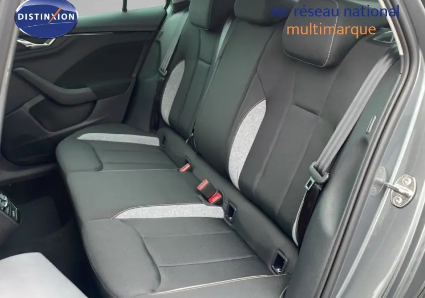 Vue côté droit de la banquette arrière gris noir du Skoda Kamiq 2025 avec détails tissu clair et ceinture de sécurité.