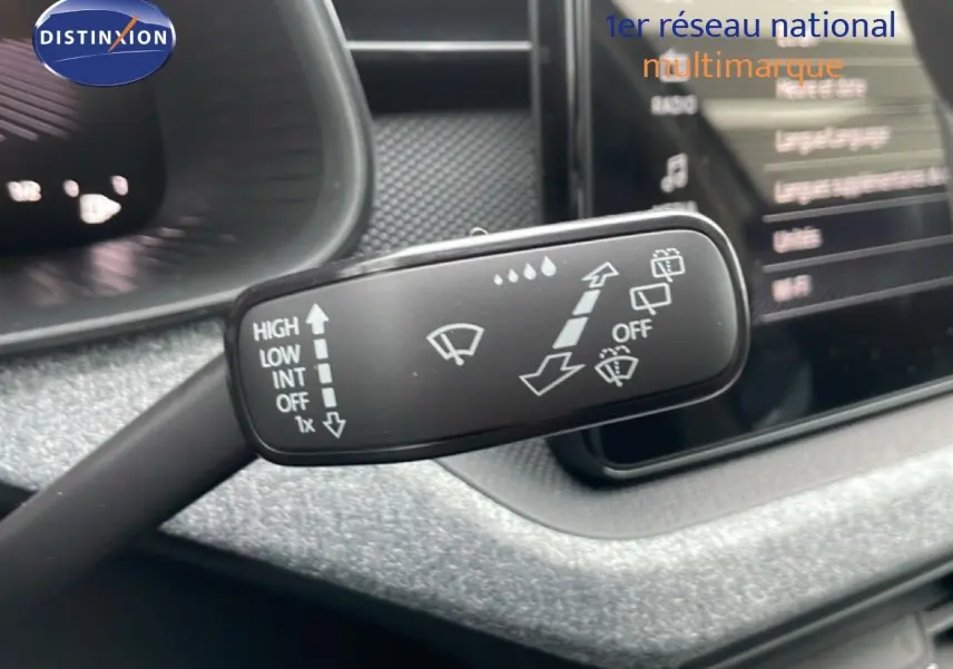 Le levier de commande des essuie-glaces de la Skoda Kamiq gris graphite, avec tableau de bord en arrière-plan.