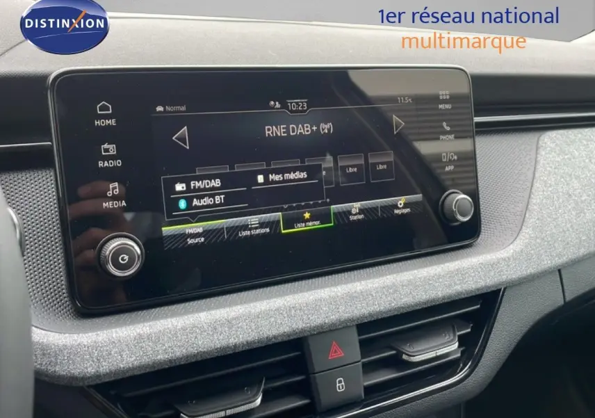 Écran tactile central du Skoda Kamiq 2025 gris graphite, affichant les options radio et médias en intérieur.