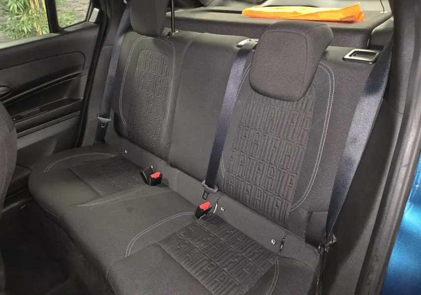 Vue intérieure sur la banquette arrière noire avec motifs FIAT, ceinture et partie de la portière bleu métallisé visible.