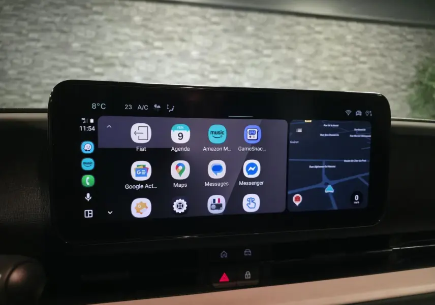 Écran tactile central affichant la navigation et applications connectées dans une FIAT 600 Hybrid bleu 2024.
