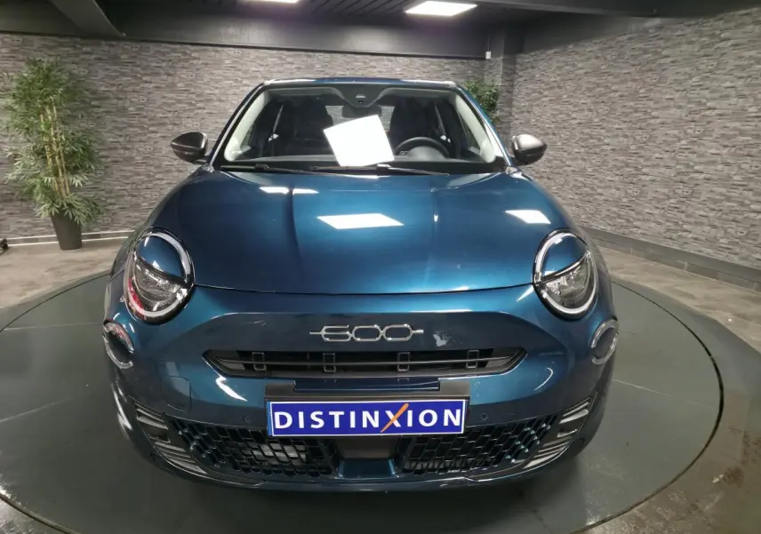 Vue avant d'une FIAT 600 1.2 Hybrid bleu métallisé avec phares ronds et logo 600 sur la calandre.
