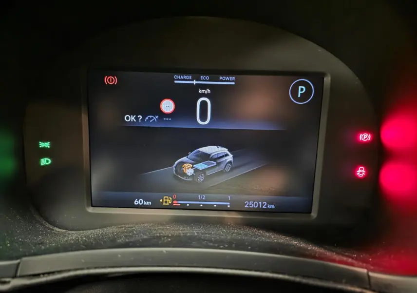 Affichage numérique du tableau de bord FIAT 600 Hybrid 2024 montrant la vitesse à 0 km/h et l'état hybride du véhicule.