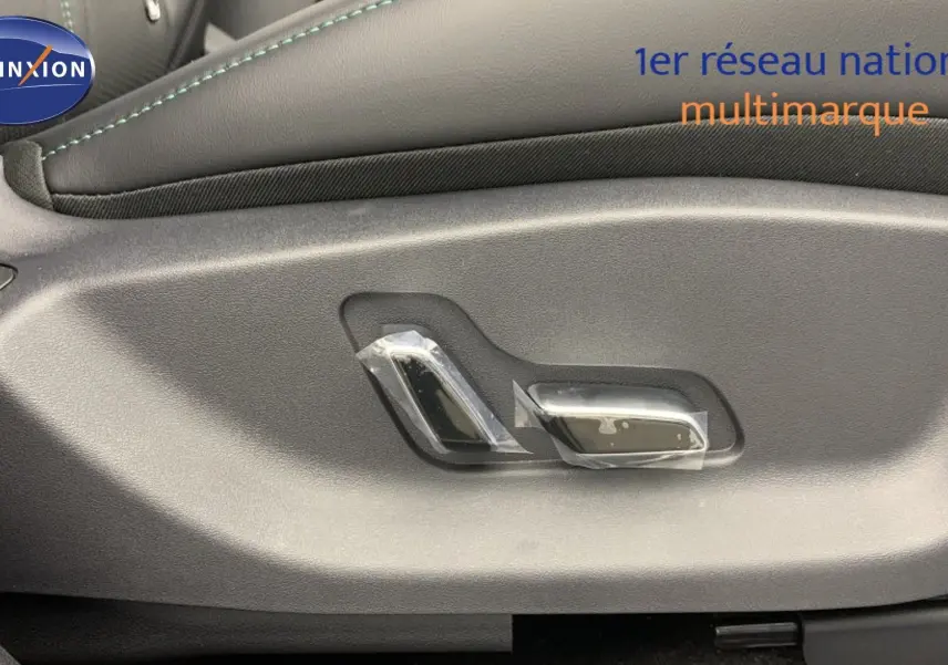 Détail des commandes de réglage électrique du siège conducteur du BYD SEAL U gris Time Grey, intérieur noir.