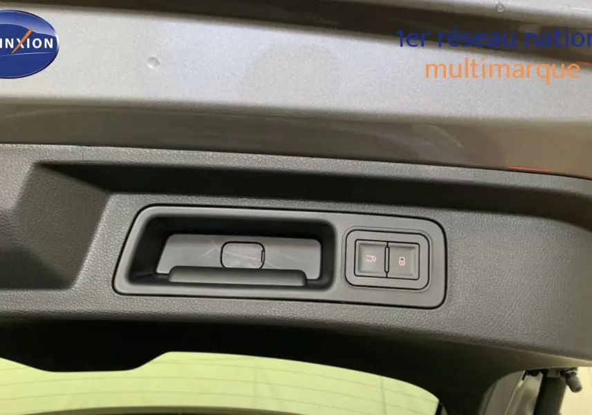 Détail du hayon électrique gris Time Grey du BYD SEAL U 2025 avec boutons d'ouverture et verrouillage intégrés.