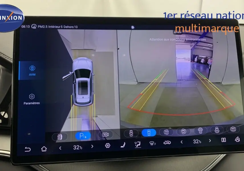 Écran tactile intérieur montrant la caméra 360° et l’aide au stationnement du BYD SEAL U gris Time Grey.