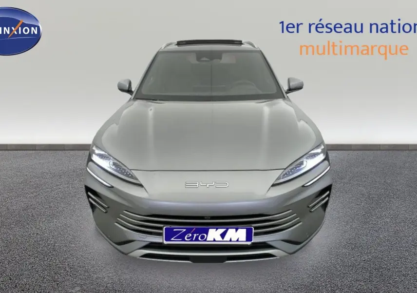 Vue avant d'un BYD SEAL U 2025 gris Time Grey avec phares LED et calandre épurée, en intérieur showroom.