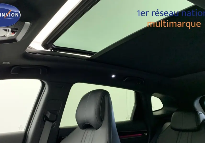 Intérieur du BYD SEAL U 2025 en Time Grey, vue sur les sièges arrière et toit ouvrant panoramique ouvert.