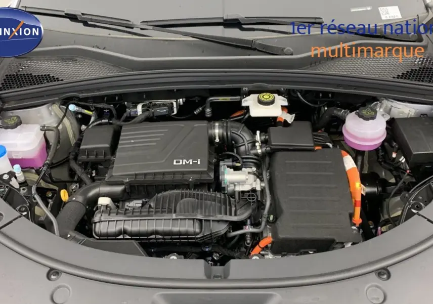 Vue plongeante sur le moteur hybride rechargeable DM-i du BYD SEAL U Time Grey, capot ouvert.