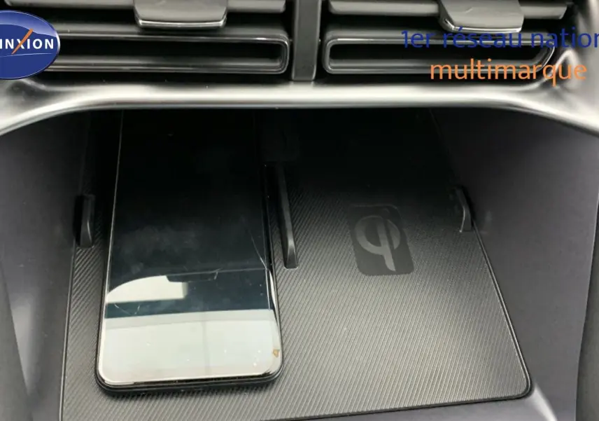 Gros plan sur le chargeur sans fil Qi dans l’habitacle du BYD SEAL U 2025, finition Time Grey.