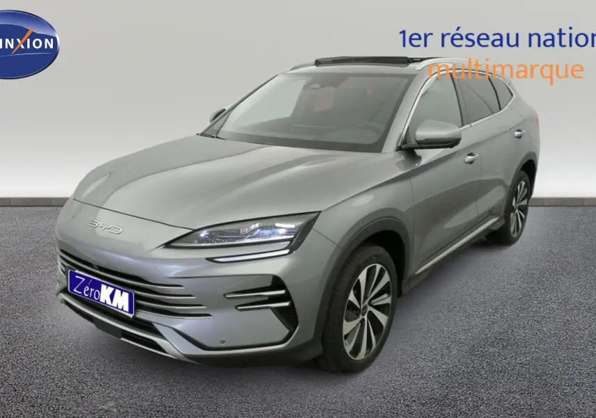 Vue 3/4 avant d’un BYD SEAL U Time Grey avec toit ouvrant panoramique et jantes alliage bicolores.