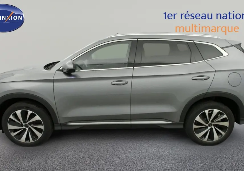 Vue de profil côté gauche du SUV BYD SEAL U hybride rechargeable en gris Time Grey avec jantes alliage bicolores.