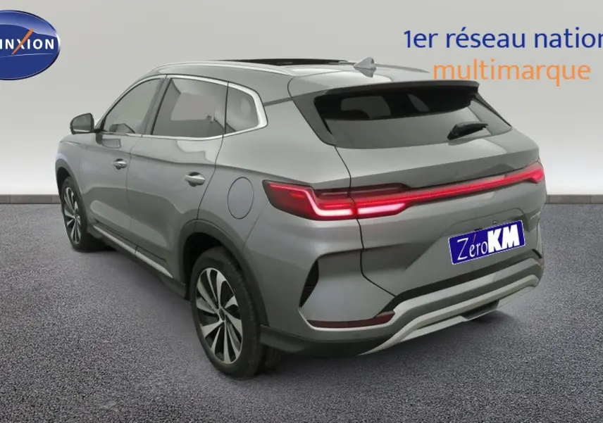 Vue 3/4 arrière droite du SUV BYD SEAL U gris Time Grey avec feux arrière LED allumés et jantes alliage bicolores.