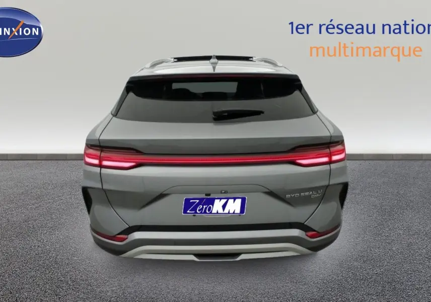 Vue arrière d'un SUV BYD SEAL U Time Grey avec feux arrière LED allumés et hayon électrique fermé.