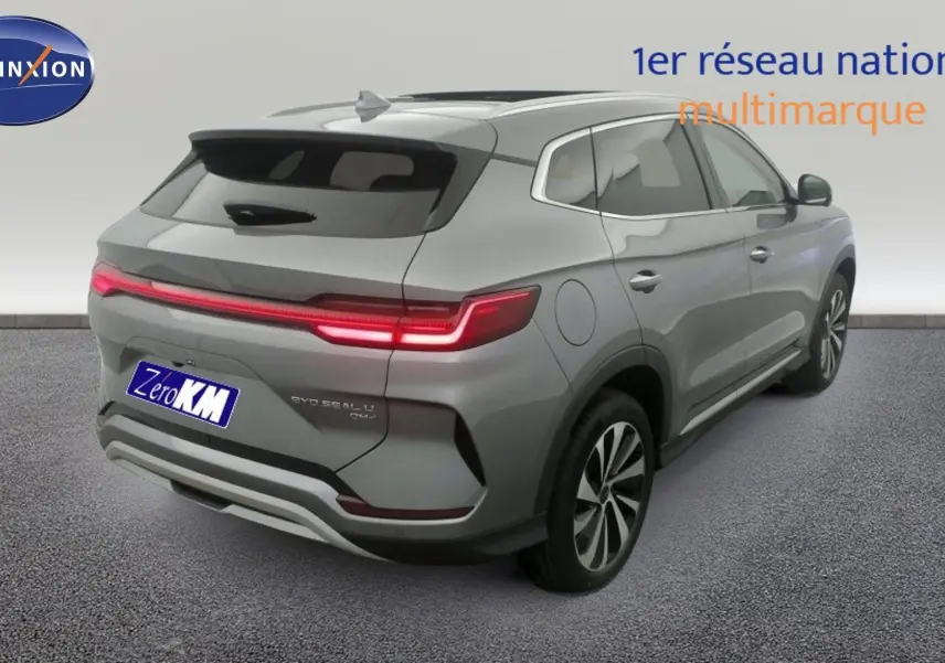 Vue 3/4 arrière du BYD SEAL U gris Time Grey avec feux arrière LED et jantes alliage bicolores 19 pouces.