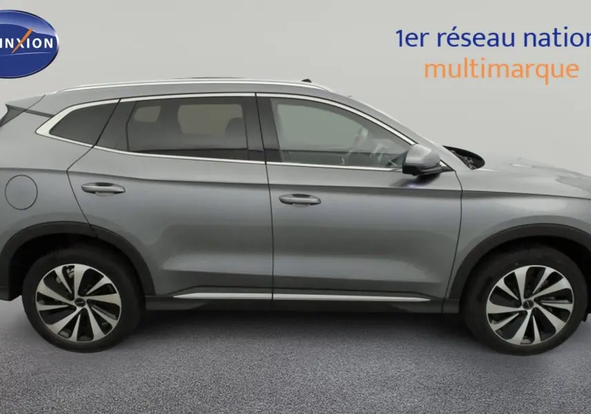 Vue latérale droite du BYD SEAL U gris Time Grey avec jantes alliage bicolores et barres de toit en aluminium.