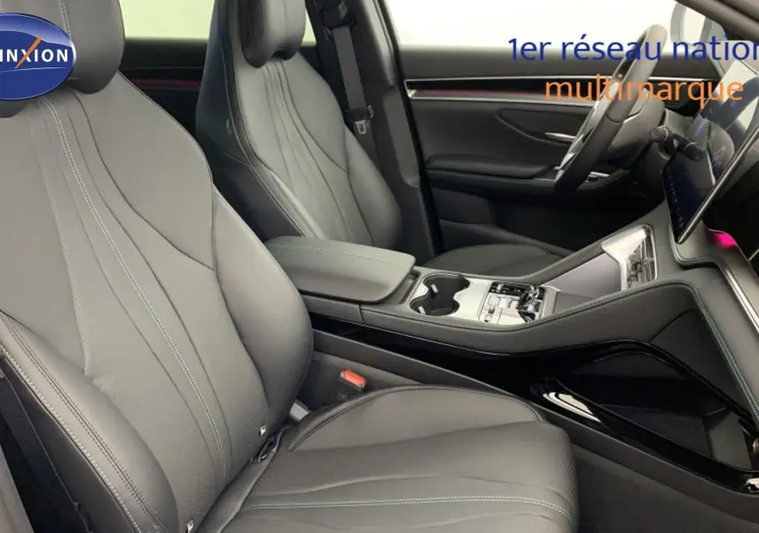 Vue intérieure côté conducteur du BYD SEAL U 2025, sièges similicuir noir et console centrale avec écran tactile rotatif.